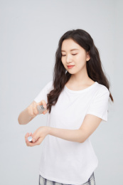 喷香水的年轻女孩