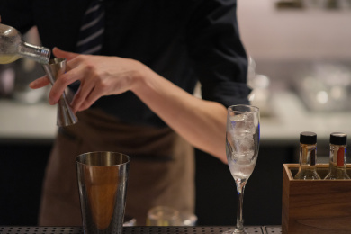 酒吧的调酒师的手在调制制作鸡尾酒