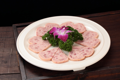 木桌上白盘里的重庆火锅菜品梅林午餐肉