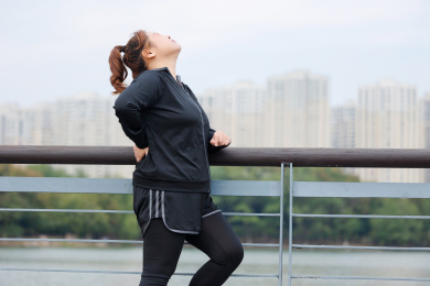 身穿运动服的亚洲胖女孩