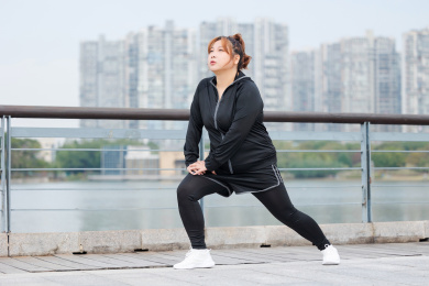身穿运动服的亚洲胖女孩