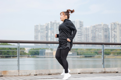 身穿运动服的亚洲胖女孩