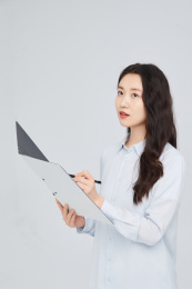 使用电脑的年轻中国白领女性
