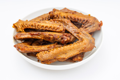 一碟美味诱人的香辣卤鸭翅