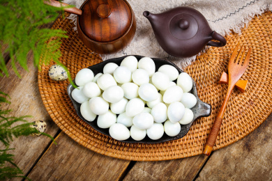 蛋类食材小吃剥壳的鹌鹑蛋