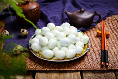 蛋类食材小吃剥壳的鹌鹑蛋