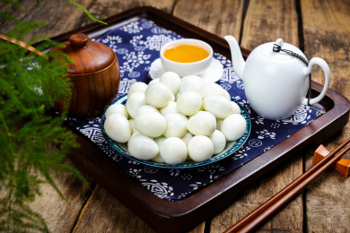 蛋类食材小吃剥壳的鹌鹑蛋