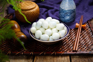 蛋类食材小吃剥壳的鹌鹑蛋