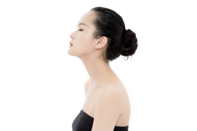 侧身闭眼的年轻女性