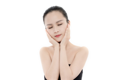 双手摸脸的年轻女性