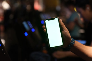 手在健身房里展示绿屏的手机