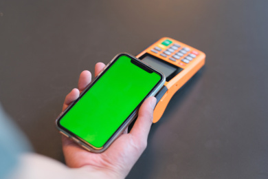 用绿屏的手机在POS机上无接触支付付款