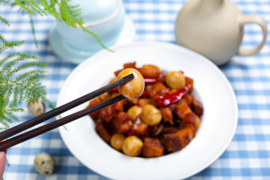 地方特色菜肴炖鹌鹑蛋红烧肉