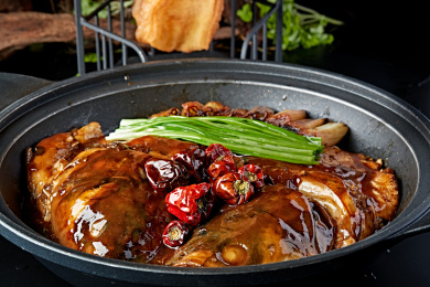 砂锅酱焖千岛湖大鱼头配油条