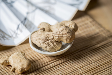 中国古风背景的中药炮姜特写