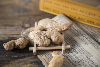 中国古风背景的中药炮姜特写