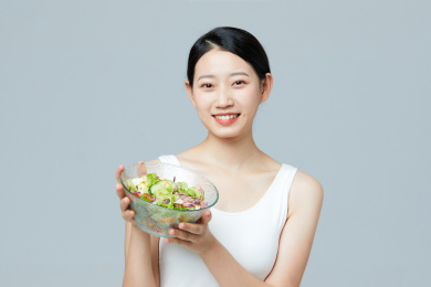 年轻美女健康饮食