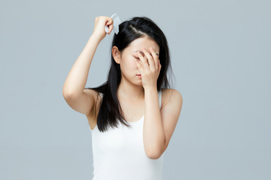 女生头发干枯脱发