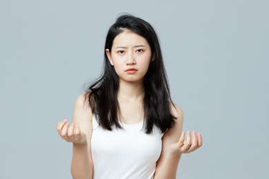 女生头发干枯脱发