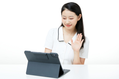 女生看着电脑打招呼