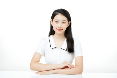 大学生女生坐在桌子前微笑