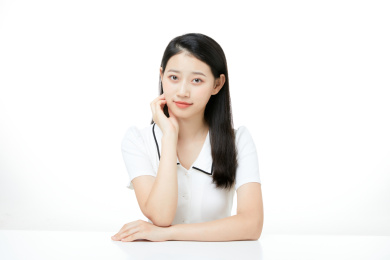 大学生女生坐在桌子前微笑