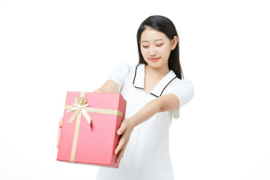 年轻美女抱着礼物盒表情开心