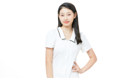 活力女性单手叉腰半身形象