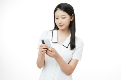 长发女生正在打电话