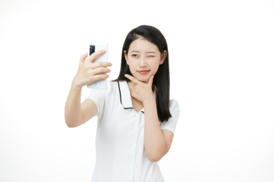 黑发女生正在使用手机