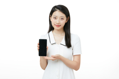 黑发女生展示手机