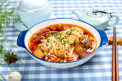 早餐小吃红烧肉焖面