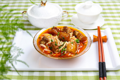 早餐小吃红烧肉焖面