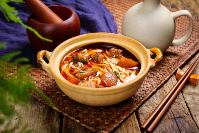 早餐小吃红烧肉焖面