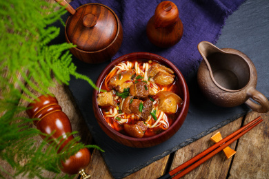 早餐小吃红烧肉焖面