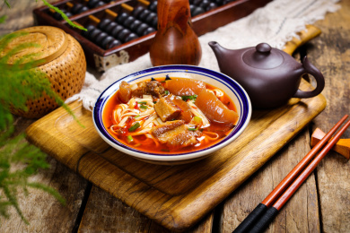 早餐小吃红烧肉焖面