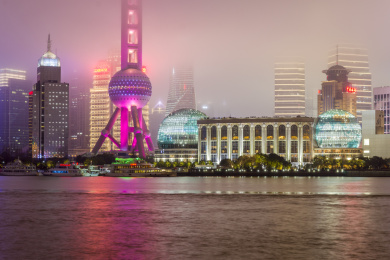 大雾天的夜上海浦东