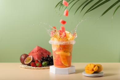 一桶装满水果的水果茶