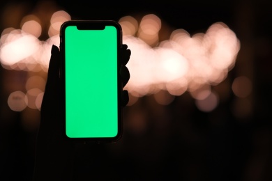 手展示绿屏的智能手机