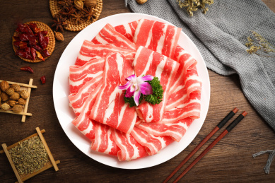 放在盘子中的火红色牛羊肉卷