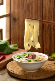 餐具里摆放的牛肉板面羊肉烩面