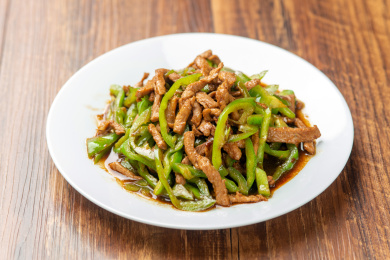 一盘青椒肉丝特写