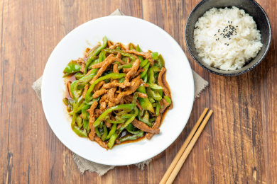 一盘青椒肉丝特写