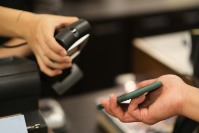 收银结账时用手机扫码支付付款