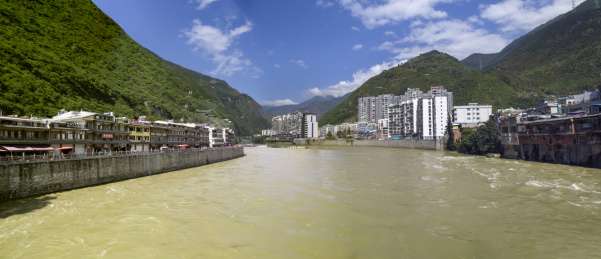 四川泸定两岸城市风光