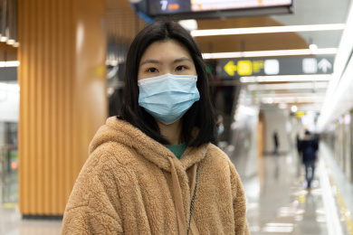 戴口罩女孩等地铁乘车