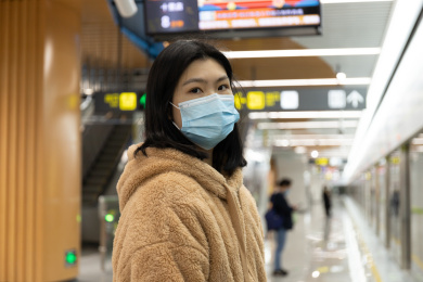 戴口罩女孩等地铁乘车
