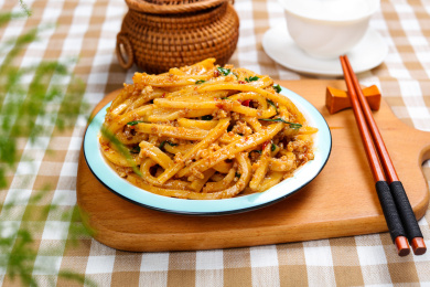 云南美食小吃炒饵块丝