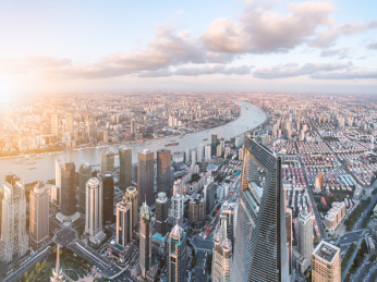 俯瞰航拍夕阳下的中国上海浦东陆家嘴CBD
