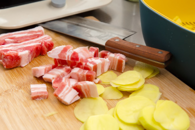 切好准备下锅的猪五花和土豆片